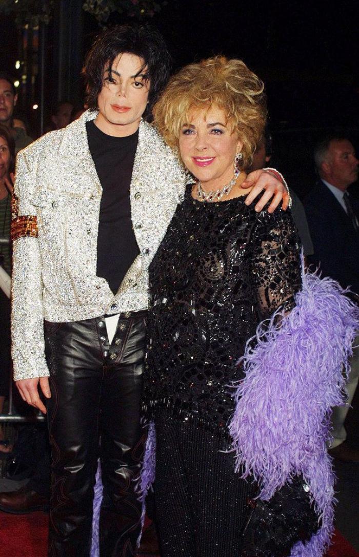 Mónica Carrillo se ríe de su parecido razonable con Michael Jackson