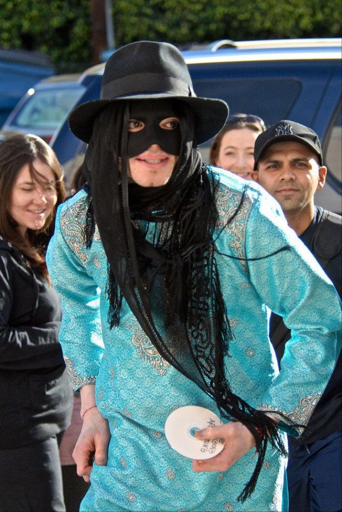 Mónica Carrillo se ríe de su parecido razonable con Michael Jackson