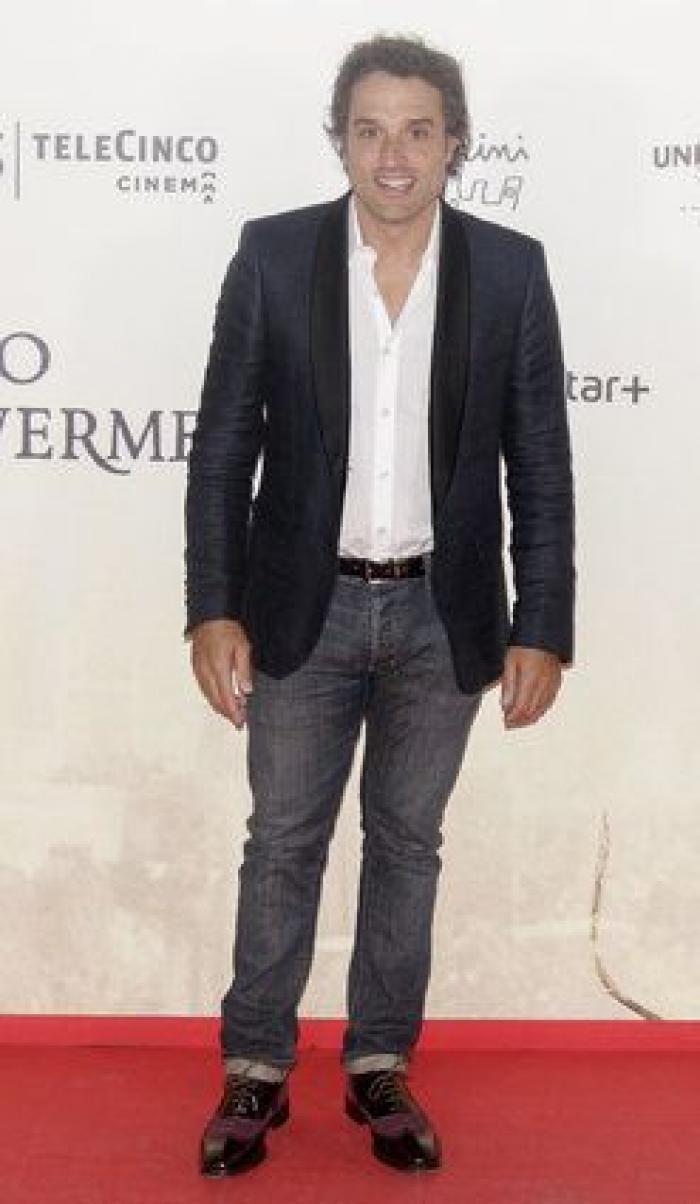 Juan Antonio Bayona critica a la policía por este consejo sobre la piratería