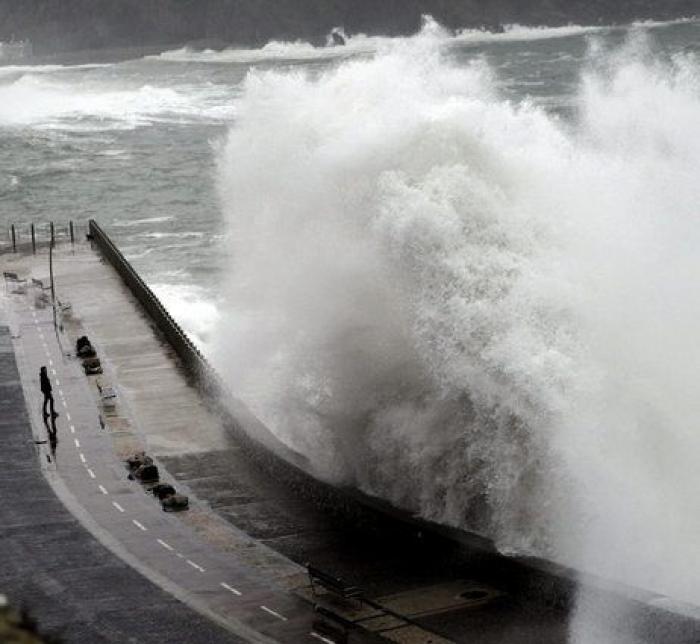 9 fotos impresionantes del temporal de olas en el norte