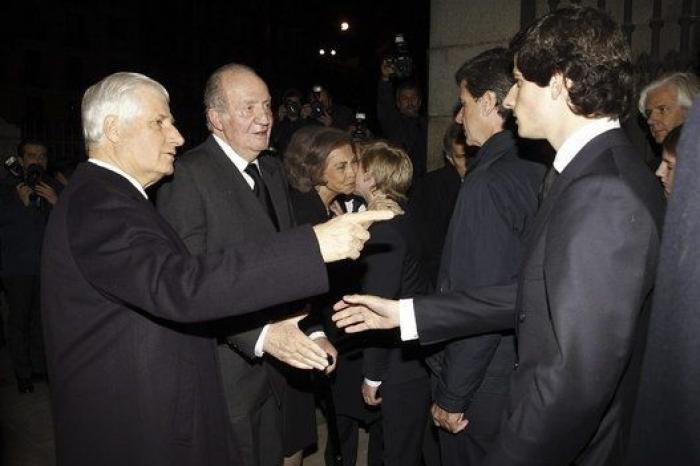 Los reyes Juan Carlos y Sofía presiden el funeral de la duquesa de Alba en Madrid