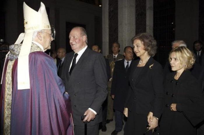 Los reyes Juan Carlos y Sofía presiden el funeral de la duquesa de Alba en Madrid