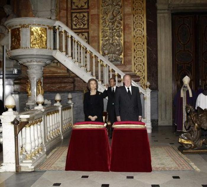 Los reyes Juan Carlos y Sofía presiden el funeral de la duquesa de Alba en Madrid