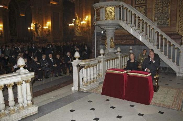 Los reyes Juan Carlos y Sofía presiden el funeral de la duquesa de Alba en Madrid