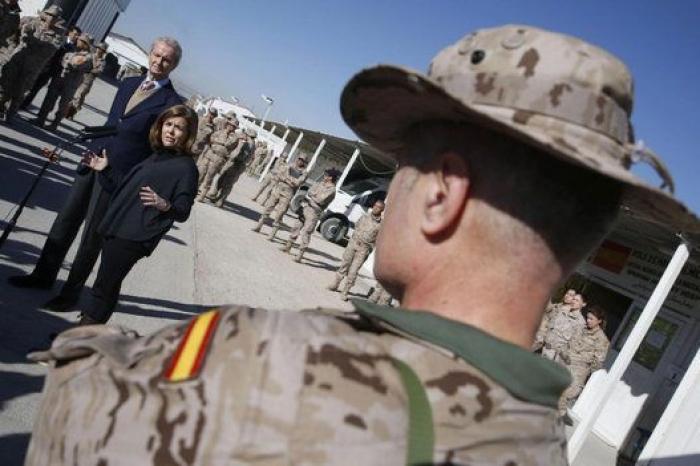 Santamaría sustituye a Rajoy en la visita navideña a las tropas en Afganistán (FOTOS)