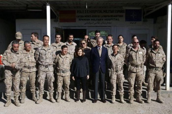 Santamaría sustituye a Rajoy en la visita navideña a las tropas en Afganistán (FOTOS)