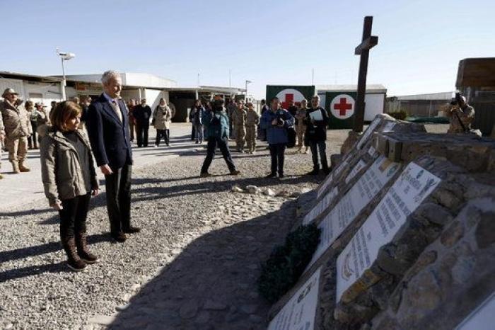 Santamaría sustituye a Rajoy en la visita navideña a las tropas en Afganistán (FOTOS)