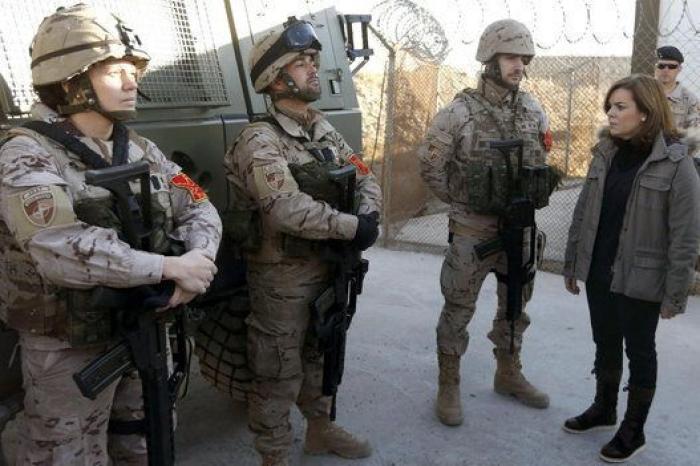 Santamaría sustituye a Rajoy en la visita navideña a las tropas en Afganistán (FOTOS)