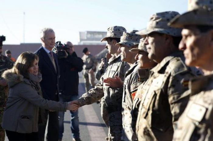 Santamaría sustituye a Rajoy en la visita navideña a las tropas en Afganistán (FOTOS)