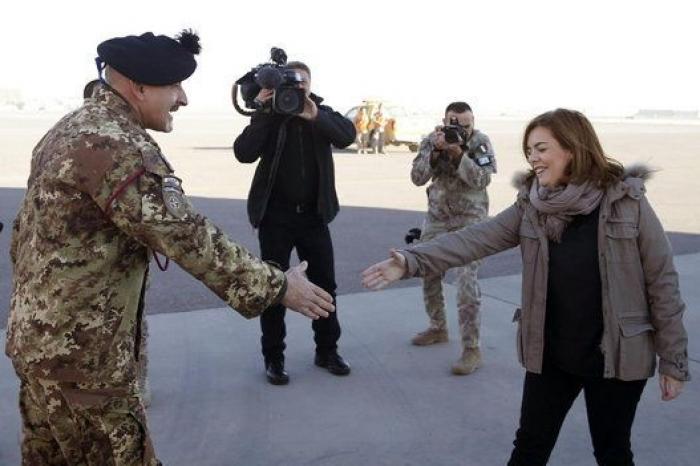 Santamaría sustituye a Rajoy en la visita navideña a las tropas en Afganistán (FOTOS)