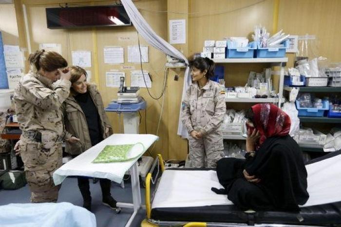 Santamaría sustituye a Rajoy en la visita navideña a las tropas en Afganistán (FOTOS)