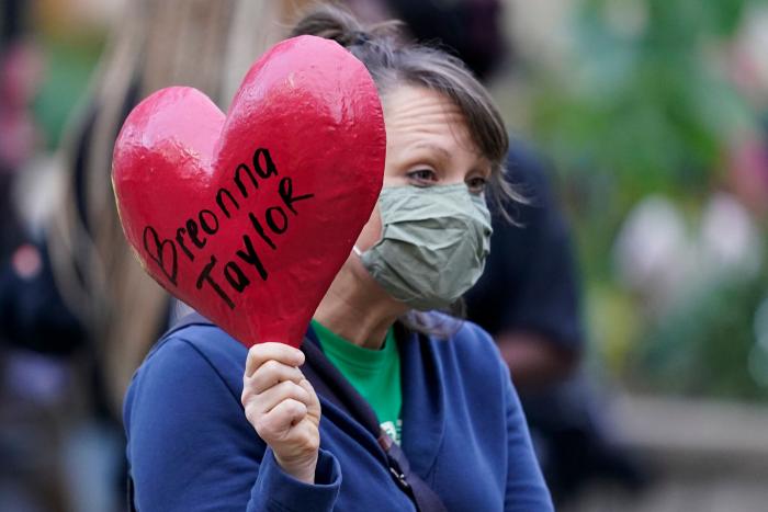 La inmunidad policial en la muerte de Breonna Taylor llena de rabia Louisville