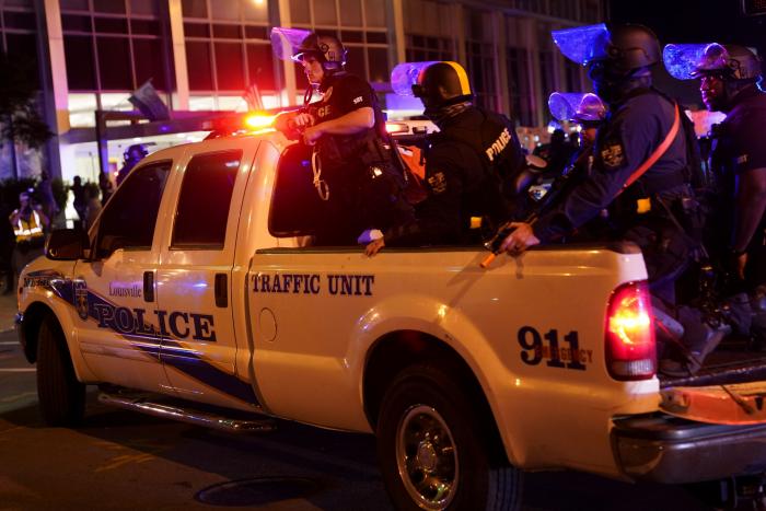 La inmunidad policial en la muerte de Breonna Taylor llena de rabia Louisville