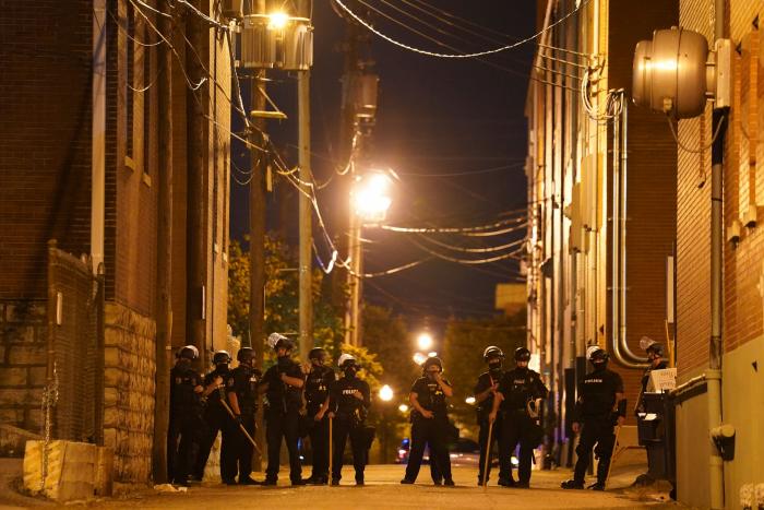 La inmunidad policial en la muerte de Breonna Taylor llena de rabia Louisville