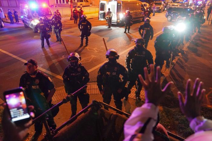 La inmunidad policial en la muerte de Breonna Taylor llena de rabia Louisville