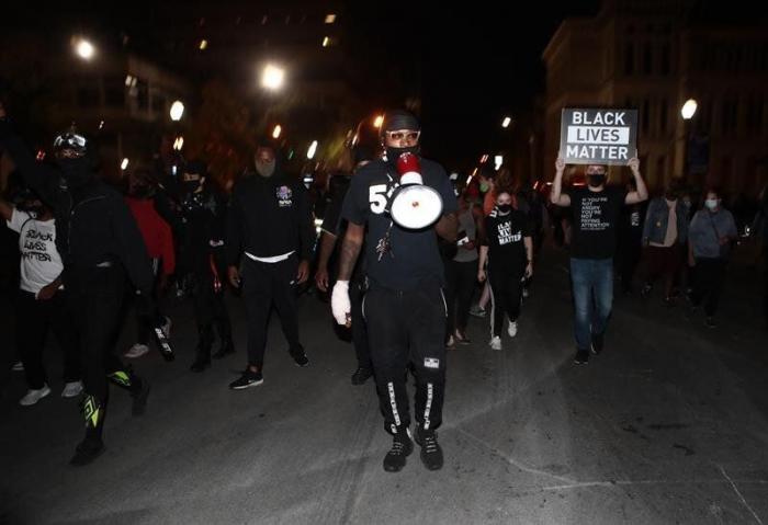 La inmunidad policial en la muerte de Breonna Taylor llena de rabia Louisville