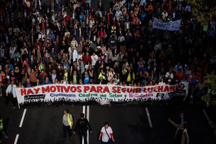 Rebelión contra el Colegio de Médicos de Madrid tras alinearse con Ayuso en la huelga