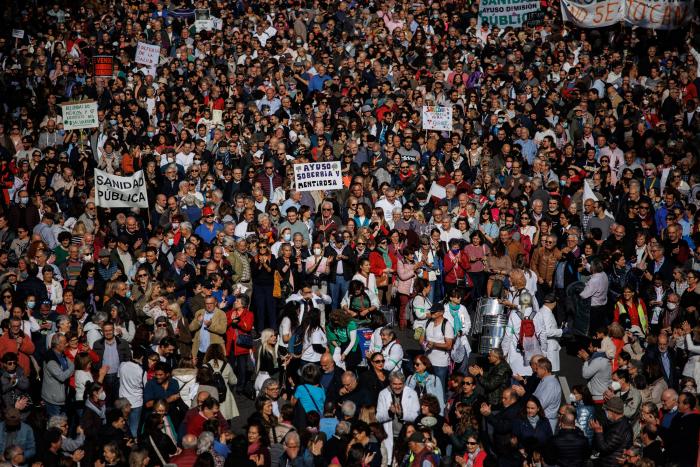 Rebelión contra el Colegio de Médicos de Madrid tras alinearse con Ayuso en la huelga