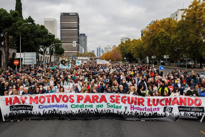 Rebelión contra el Colegio de Médicos de Madrid tras alinearse con Ayuso en la huelga