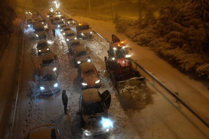 El temporal 'Filomena' paraliza el aeropuerto de Barajas y colapsa carreteras y rutas en toda España