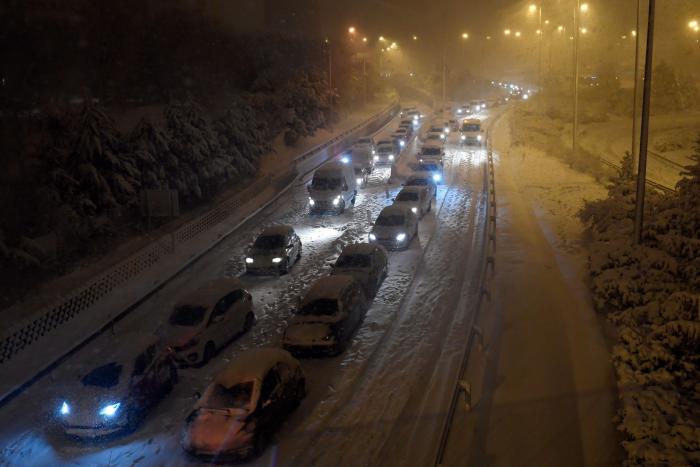 El temporal 'Filomena' paraliza el aeropuerto de Barajas y colapsa carreteras y rutas en toda España