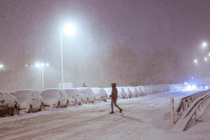 El temporal 'Filomena' paraliza el aeropuerto de Barajas y colapsa carreteras y rutas en toda España