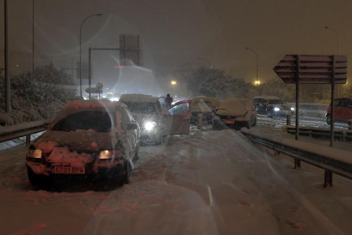 El temporal 'Filomena' paraliza el aeropuerto de Barajas y colapsa carreteras y rutas en toda España