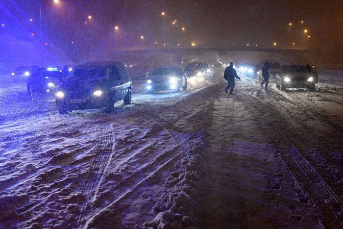 El temporal 'Filomena' paraliza el aeropuerto de Barajas y colapsa carreteras y rutas en toda España