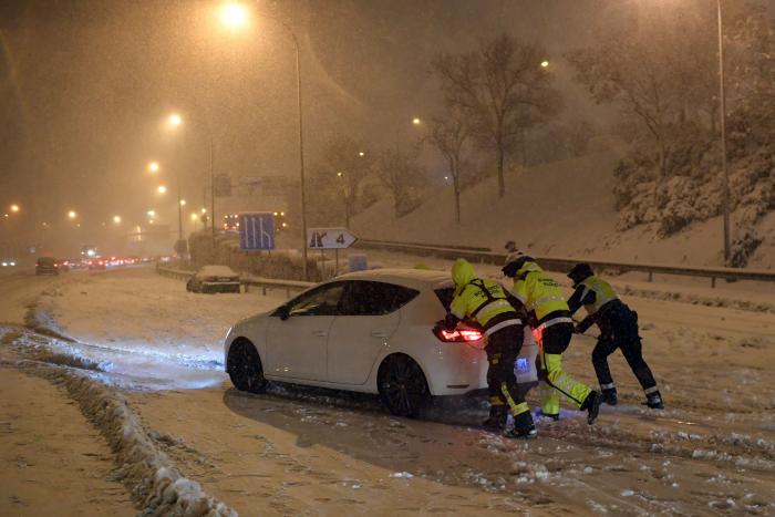 El temporal 'Filomena' paraliza el aeropuerto de Barajas y colapsa carreteras y rutas en toda España
