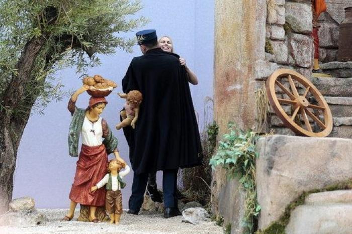 Femen en el Vaticano: una activista se cuela en un belén en la plaza de San Pedro y coge al niño Jesús