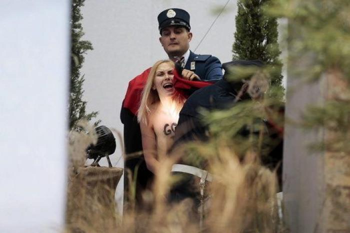 Femen en el Vaticano: una activista se cuela en un belén en la plaza de San Pedro y coge al niño Jesús