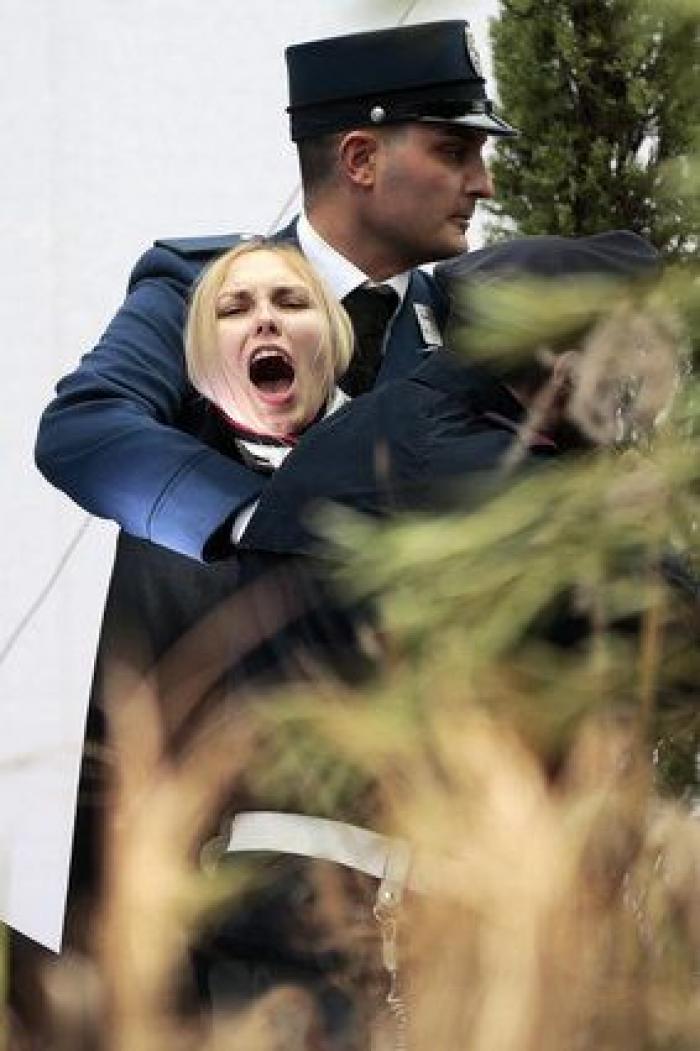 Femen en el Vaticano: una activista se cuela en un belén en la plaza de San Pedro y coge al niño Jesús