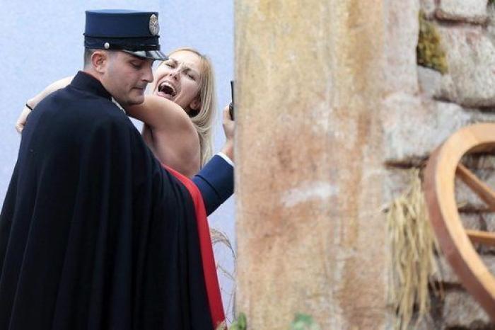 Femen en el Vaticano: una activista se cuela en un belén en la plaza de San Pedro y coge al niño Jesús