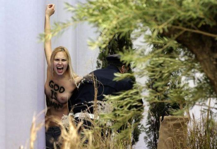 Femen en el Vaticano: una activista se cuela en un belén en la plaza de San Pedro y coge al niño Jesús