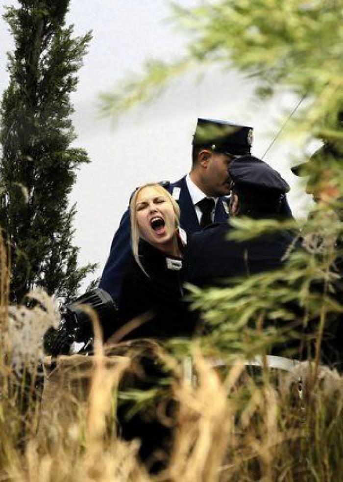 Femen en el Vaticano: una activista se cuela en un belén en la plaza de San Pedro y coge al niño Jesús