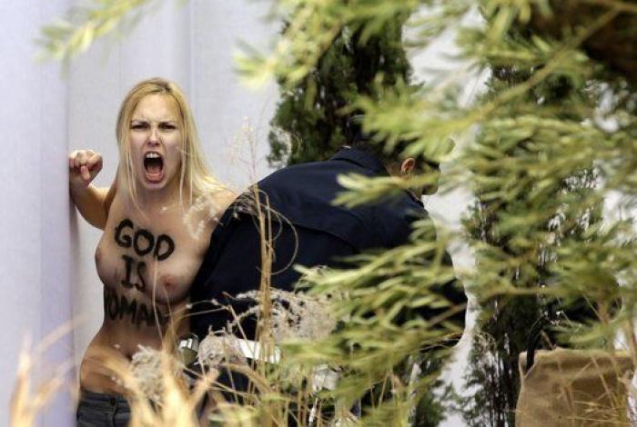 Femen en el Vaticano: una activista se cuela en un belén en la plaza de San Pedro y coge al niño Jesús