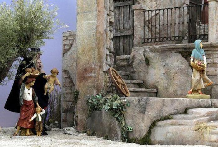 Femen en el Vaticano: una activista se cuela en un belén en la plaza de San Pedro y coge al niño Jesús