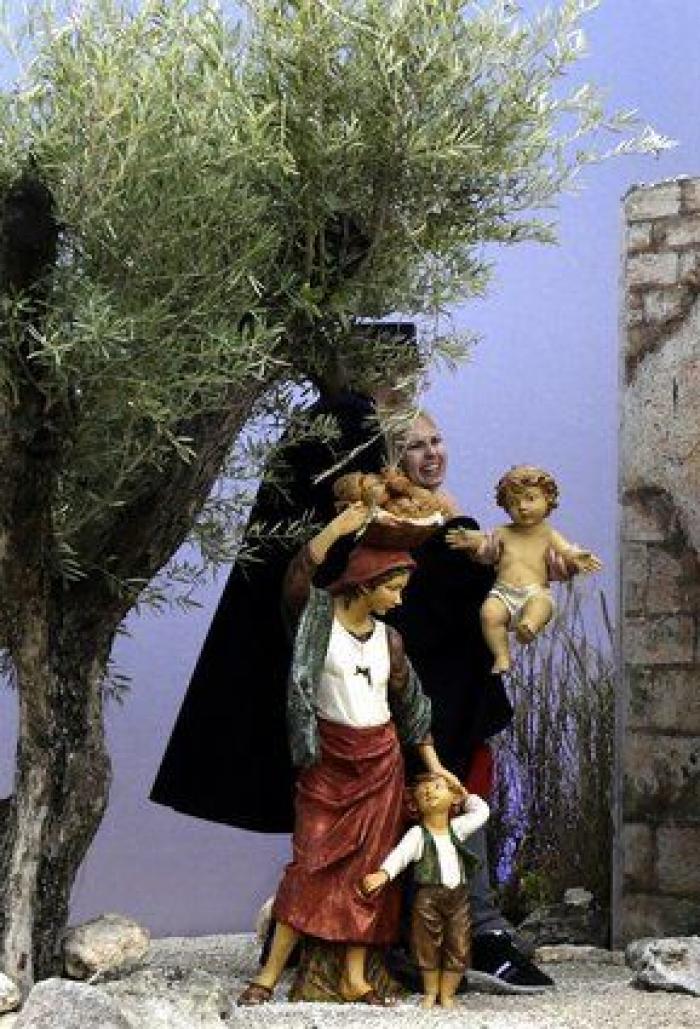 Femen en el Vaticano: una activista se cuela en un belén en la plaza de San Pedro y coge al niño Jesús