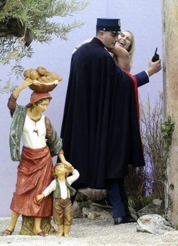 Femen en el Vaticano: una activista se cuela en un belén en la plaza de San Pedro y coge al niño Jesús