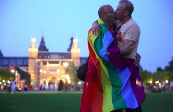 Un fotógrafo capta a gente besándose por ciudades de todo el mundo