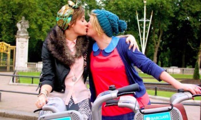 Un fotógrafo capta a gente besándose por ciudades de todo el mundo