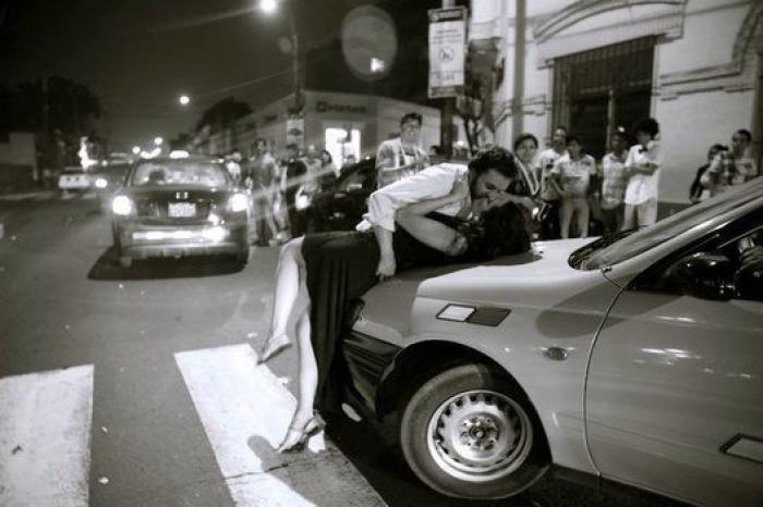 Un fotógrafo capta a gente besándose por ciudades de todo el mundo