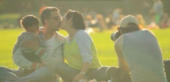 Un fotógrafo capta a gente besándose por ciudades de todo el mundo