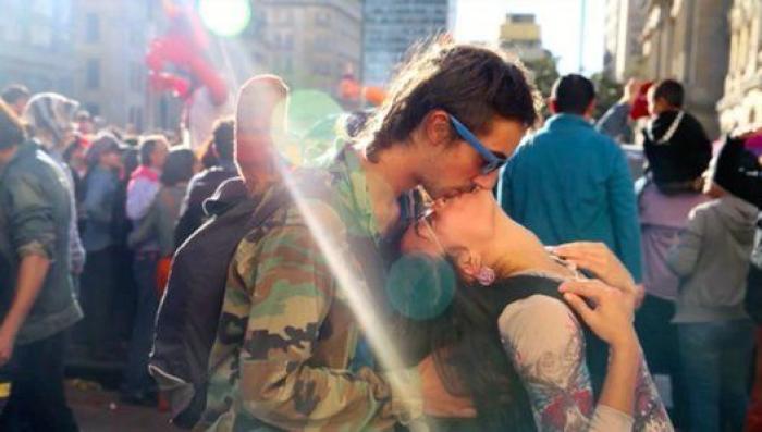 Un fotógrafo capta a gente besándose por ciudades de todo el mundo
