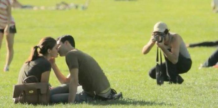 Un fotógrafo capta a gente besándose por ciudades de todo el mundo