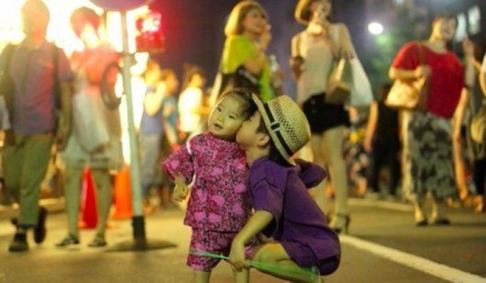 Un fotógrafo capta a gente besándose por ciudades de todo el mundo