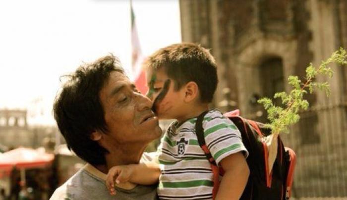 Un fotógrafo capta a gente besándose por ciudades de todo el mundo