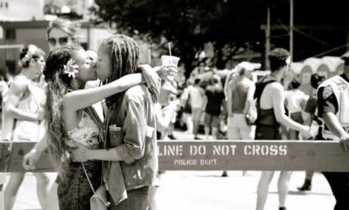 Un fotógrafo capta a gente besándose por ciudades de todo el mundo