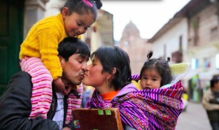 Un fotógrafo capta a gente besándose por ciudades de todo el mundo