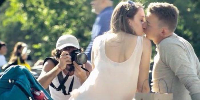 Un fotógrafo capta a gente besándose por ciudades de todo el mundo